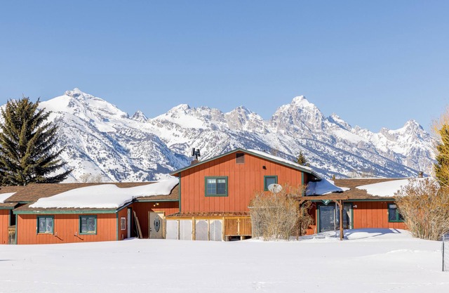 Inviting home with mountain view, fireplace, golf nearby, & washer/dryer