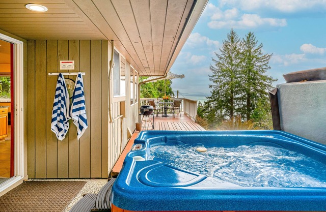 Inviting home with spectacular view, hot tub, balcony, fireplace, & W/D