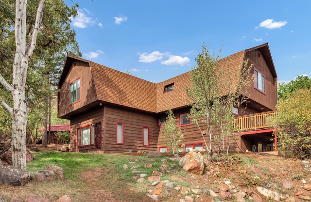 Inviting Red Mountain Retreat, Near Hot Springs & Downtown, Great for Families