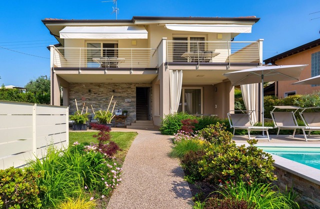 "IRIS" Charming Apartment with Pool in Lazise on Lake Garda