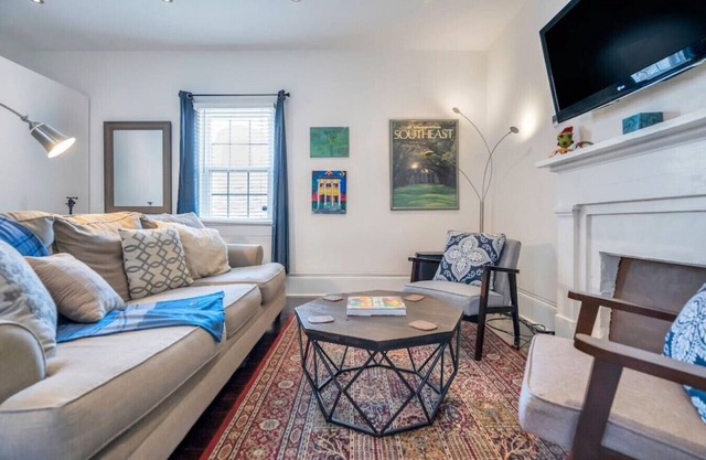 Irish Channel Apt w/Balcony | Walk to Magazine St