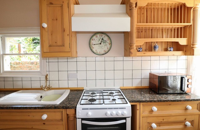 ISADORE COTTAGE, pet friendly, with a garden in Horncastle