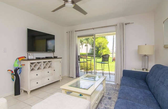 Isla Del Sol Newly Remodeled 2 BD/2BA Condo Close to Beaches