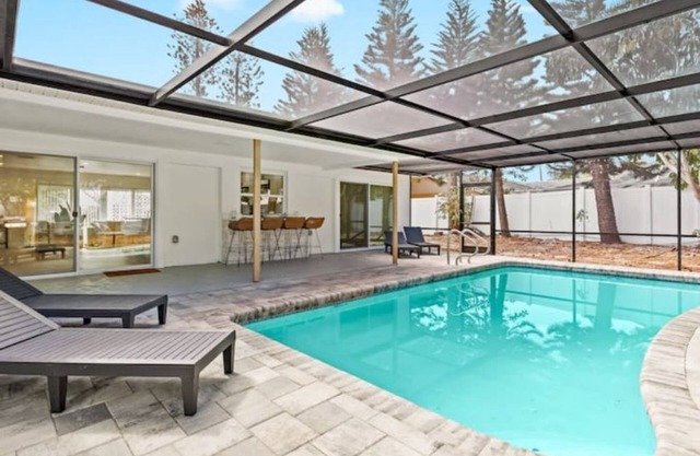 Island life, Heated pool, Top Beaches, Fort De Soto, Downtown dining & shops!