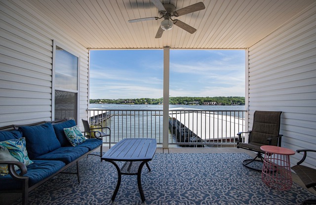 Island Life! Pool, Grilling Patio & Amazing Views!