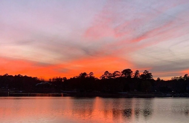 Island's Sunset Green Guest Room on Beautiful Lake Murray