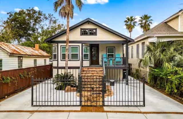 Island Time Getaway 3 bed 2 bath, couple of blocks from the beach, dog friendly