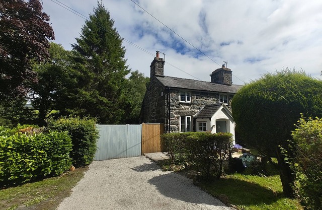 ISLWYN, pet friendly, with open fire in Bala