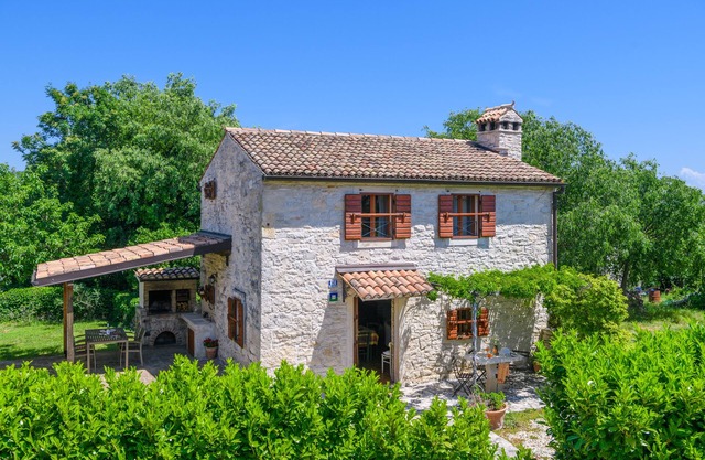Istrian stone house with fireplace and garden, 2 km from the sea