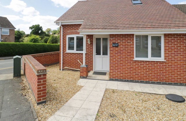 IVANHOE LODGE, pet friendly, with a garden in Ashby-De-La-Zouch