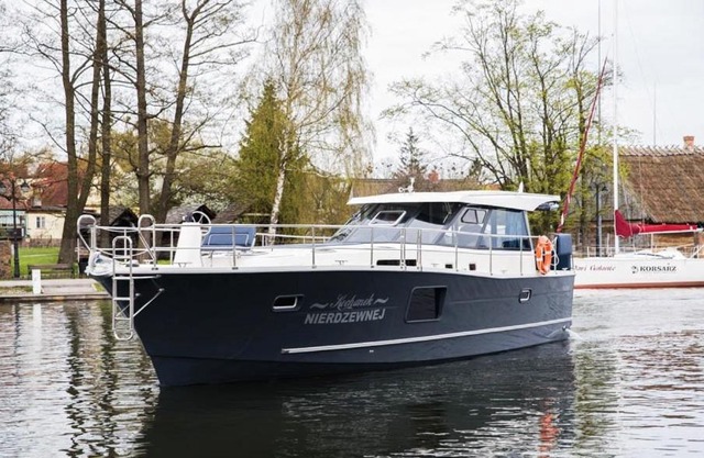 Jacht motorowy Nautika 1300 LUX