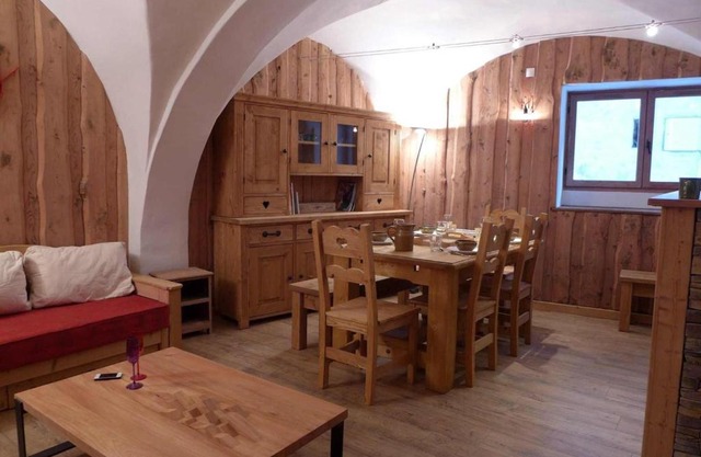 "Jacky" Appartement de charme suréquipé, 300m des pistes et centre village, casier à ski au pied des pistes, linge de lit et produit de toilette compris