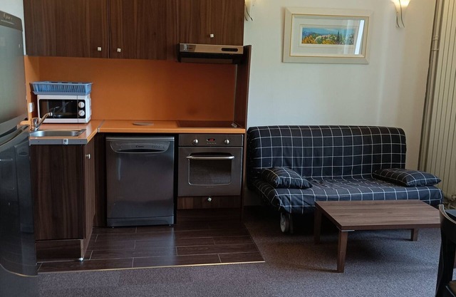 Jausiers - Cozy 2BR Apartment in Château with Pool, Sauna & Free Wi-Fi