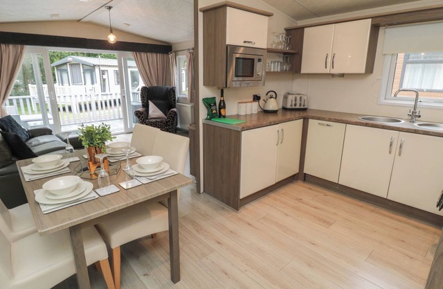 JAX RETREAT, pet friendly, country holiday cottage in Felton