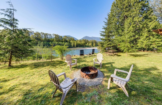Jay's Salmon Run RetreatnBreathtaking Riverfront Views-Hot Tub, Firepit, Pinball