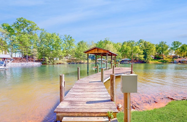 Jewelbox Cottage - Dog-friendly Lakefront home with private dock, canoe & SUPs