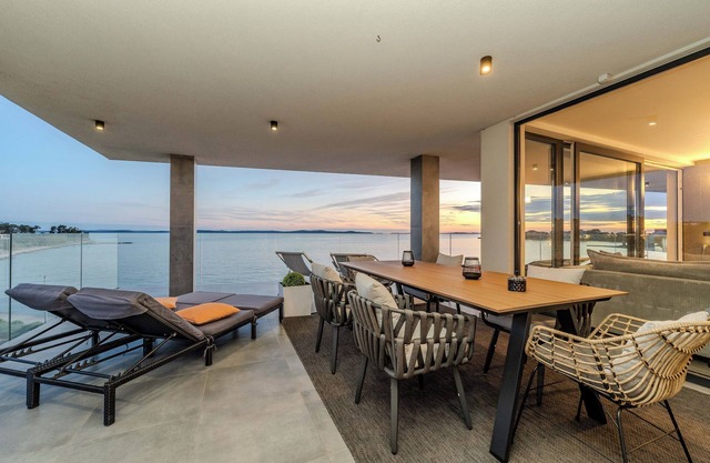 Jimmys Beach Privlaka: Penthouse dream, right by the sea and heated pool