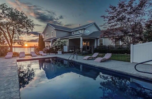 Jockey Lake House: Spacious Retreat With Game Room Near Race Track