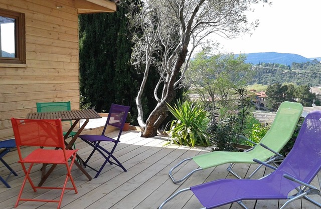 JOLI CHALET ZEN in LAGRASSE near CARCASSONNE