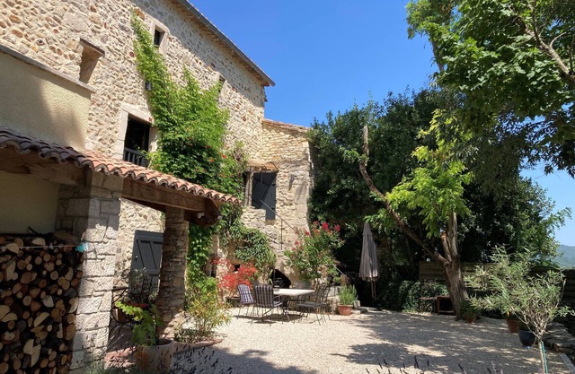 Joli mas Authentique en Pierre Niché Dans un Hameau à Rochegude, Gard