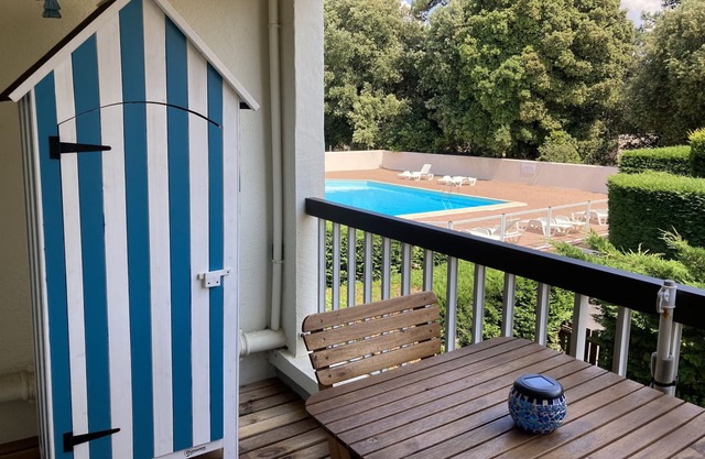 Joli Studio à Vert Bois Avec une Piscine , Proche Plage
