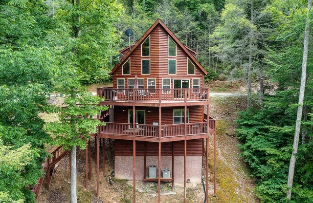 Jolly Mon-Lakefront cabin w/private dock & hot tub, community pool