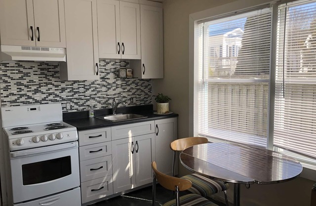 Jolly Whales! New, kitchenette, soaker tub, handicap shower, separate entrance.
