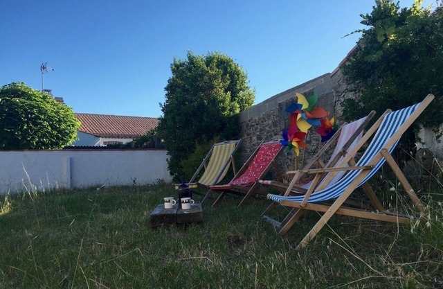 Joyeux Refuge De Famille in the heart of a charming island village