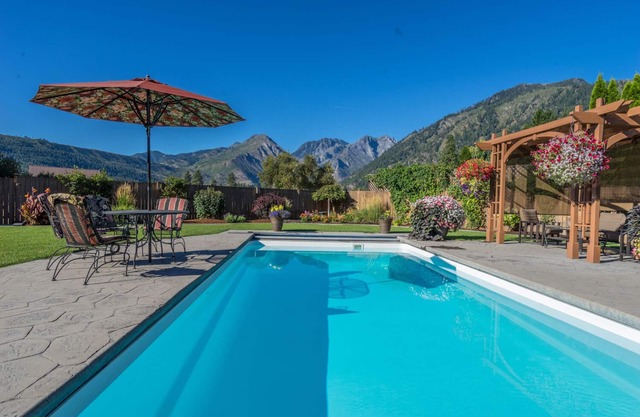 Joyful Place ~ Saltwater Pool ~ Hot Tub ~ Game Room