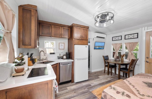 Julian Cafe Couples Cottage - Breakfast Included at The Julian Cafe & Bakery!