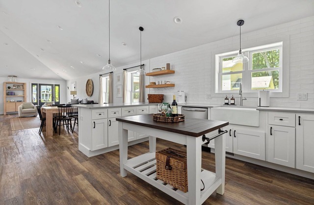 Juniper Presents: A Classy Cottage w/Hot Tub, Deck, Fire Pit, near Beach