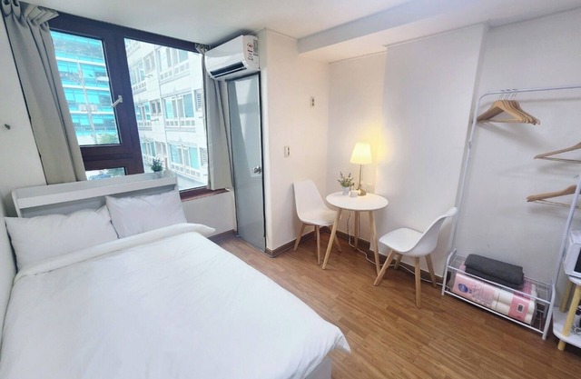 Just 2 minutes from Yeoksam Station/Prime location!