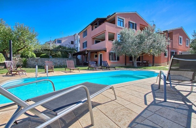 Just 400 metres to beach with pool, jacuzzi, WiFi