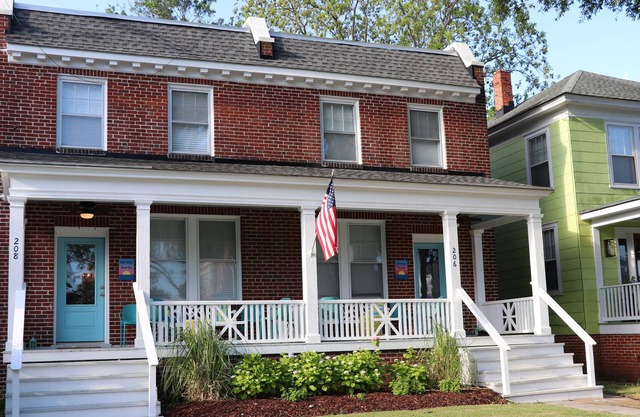 Just a short stroll to the beach and 3 blocks from downtown!
