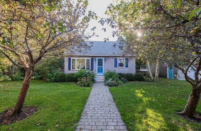 Just a Short Stroll to the Beach, Large 4 BR Home