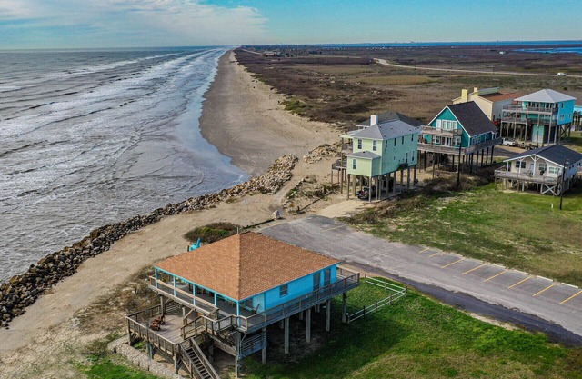 Just Beachy @ the pass Beautiful views, beach front home San Luis Pass TX