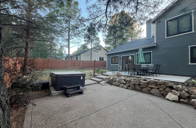 *Just Listed* Alpine Retreat with A/C and hot Tub!