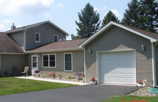 Just minutes from restaurants, beaches, and shopping.