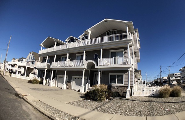 Just off Beach Block Spacious Town Home with and easy walk to the Beach!