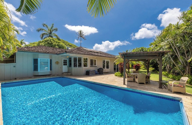 Kahala Estate Pool Cottage Steps to Beach