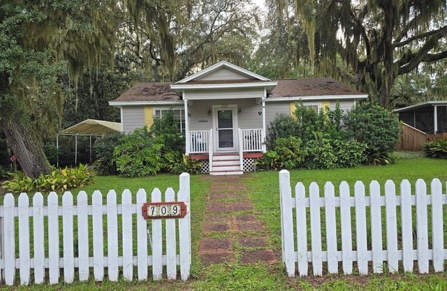 KaiCozyCottage/Saltwater Pool/Walk to Ferry/Pets ok/Fenced In Yardn