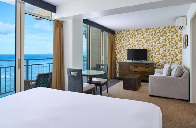 Kaimana Beach Hotel | Oceanfront View Junior Suite | Direct Ocean Views