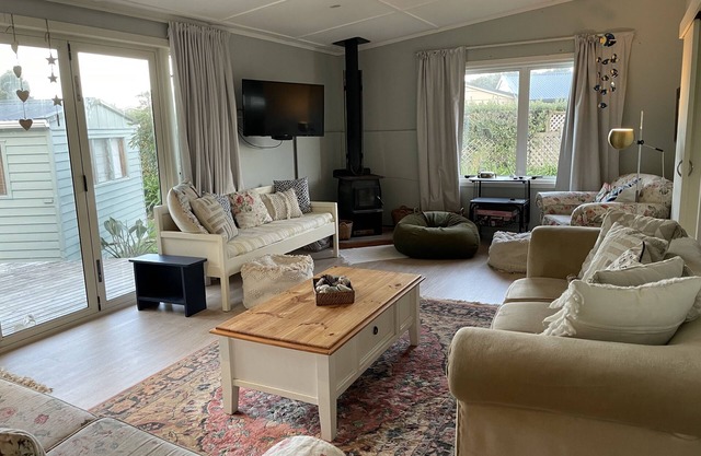 Kairakau Hideaway close to beach!