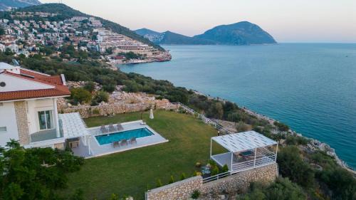 Kalkan Kalamar Koyunda Denize Sıfır Özel Platformlu Villa Elena 2