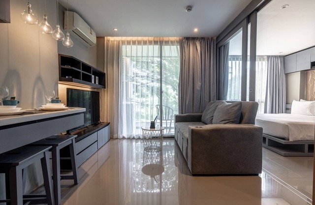 Kamala Beach 1BR Apt Pool, Gym & Rooftop Bar P211