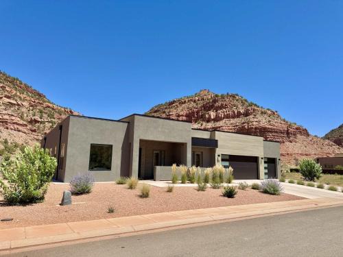 Kanab Oasis Luxury Family Home with Rooftop Deck