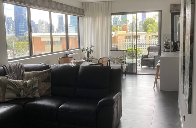 Kangaroo Cliffs- 2 Bed-2 Bath-1 Secure Car Park-close to everything! n