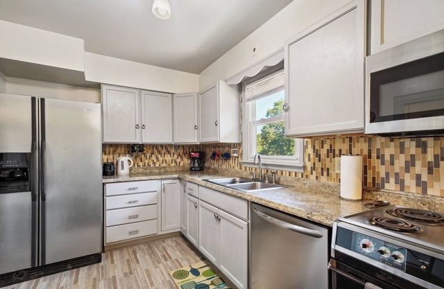 Kansas City Home w/Yard, Near Longview Lake