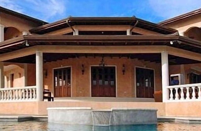 Kapinjala With Jacuzzi, Infinity Pool And Panoramic Rain Forest and Sea Views