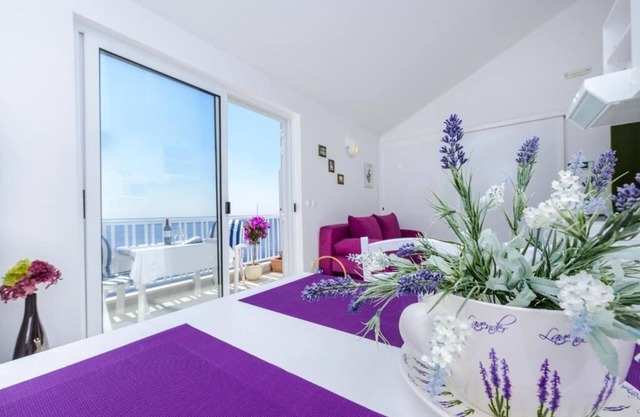 Kate`s place with balcony and the most amazing sea view for 4 persons